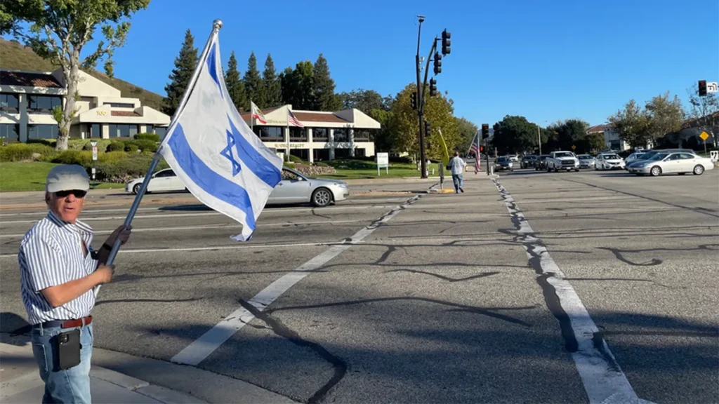 Elderly Jewish man dies after confrontation with pro-Palestinian protester at California rally Paul-Kessler-holding-Israel-flag.webp